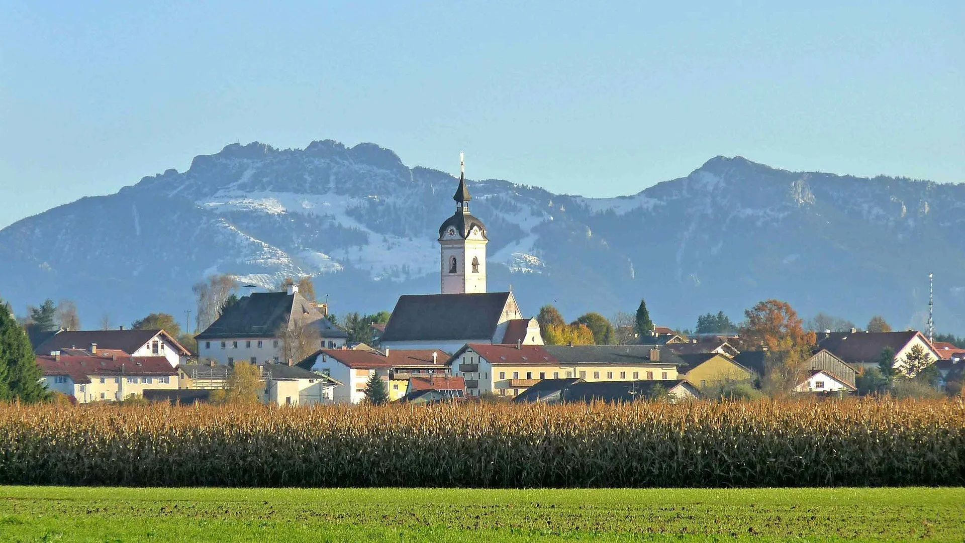 Vogtareuth mit Kirche vor dem Alpenpanorama