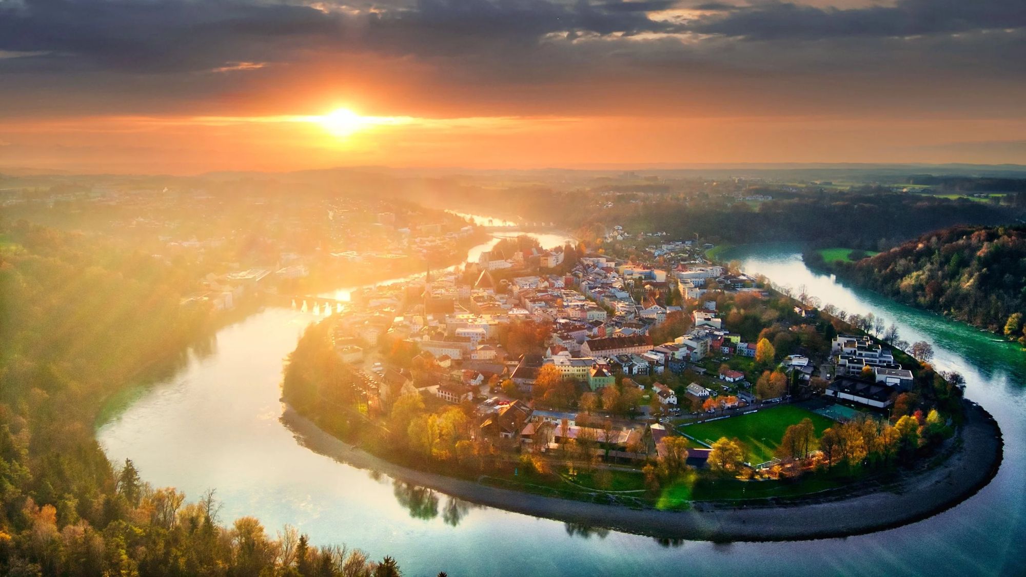 Wasserburg am Inn in der Flussschleife bei Sonnenuntergang